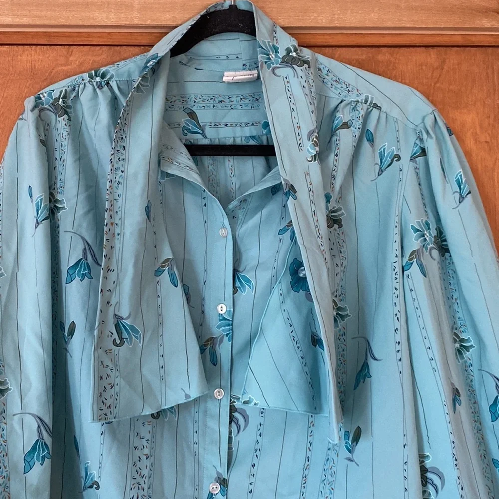 Vintage Neck Bow Blouse - Picture 5 of 10